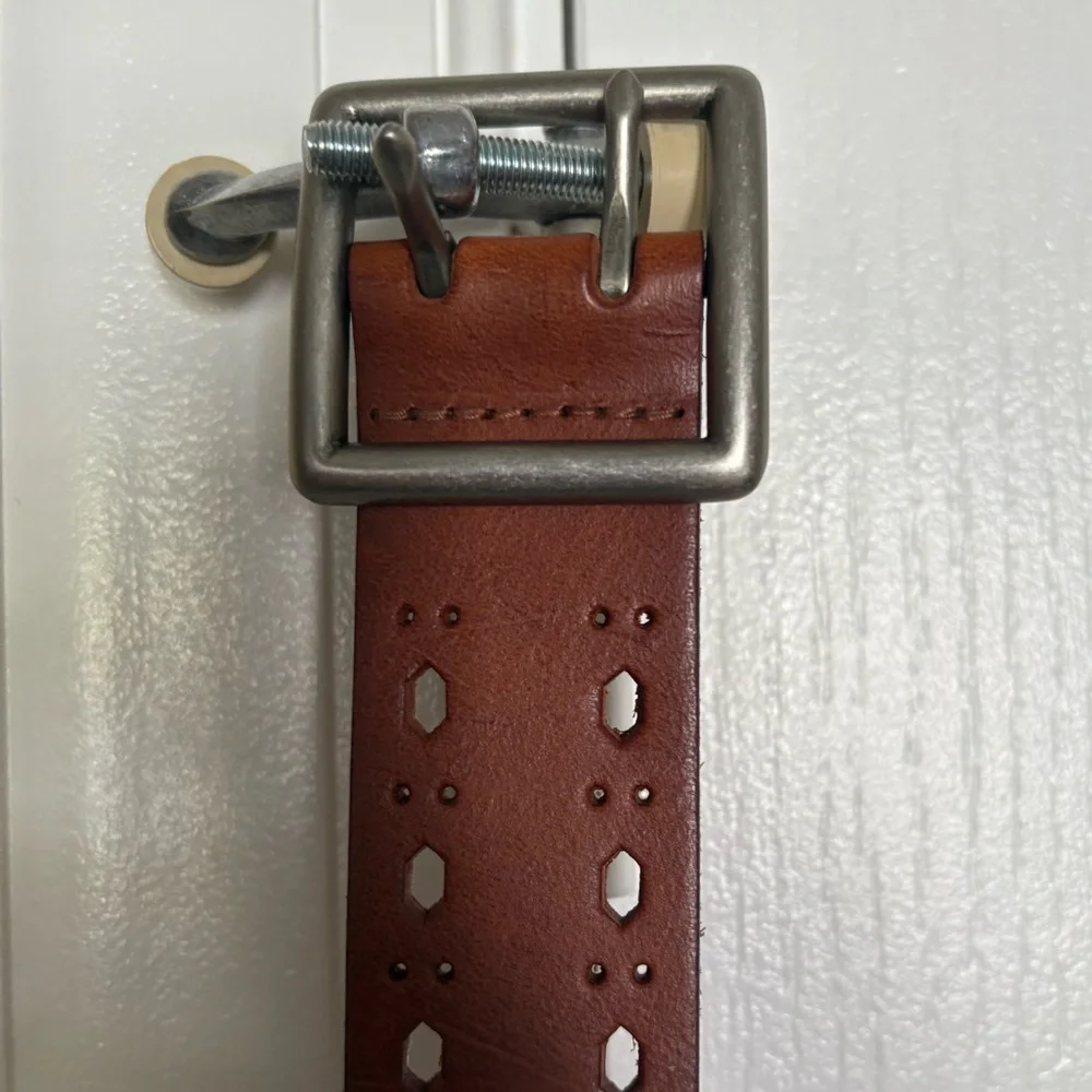 Women’s Classic Distressed Leather Belt w/Silver Buckle. Size Large.